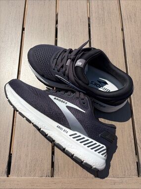 Brooks Women's Running Shoes - Black & White